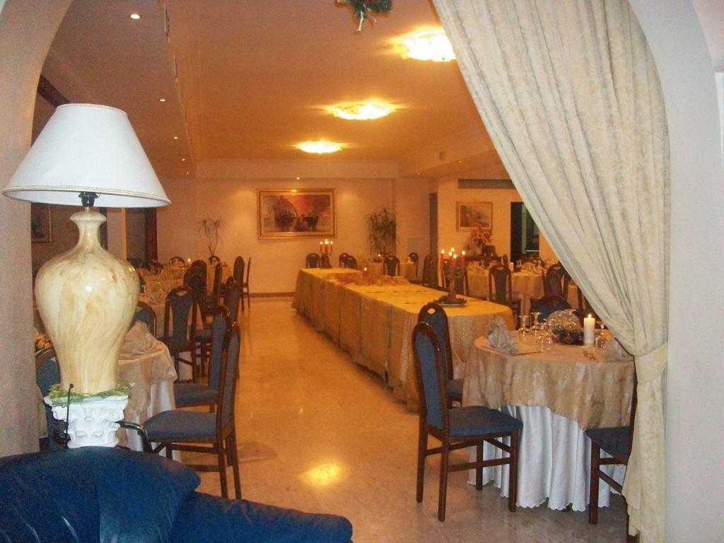 Hotel Ristorante La Ripa Fiuggi Bagian luar foto